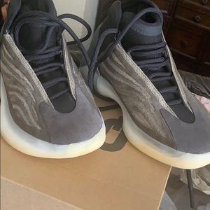 Big kid sneakers size 4.5 come with original box.